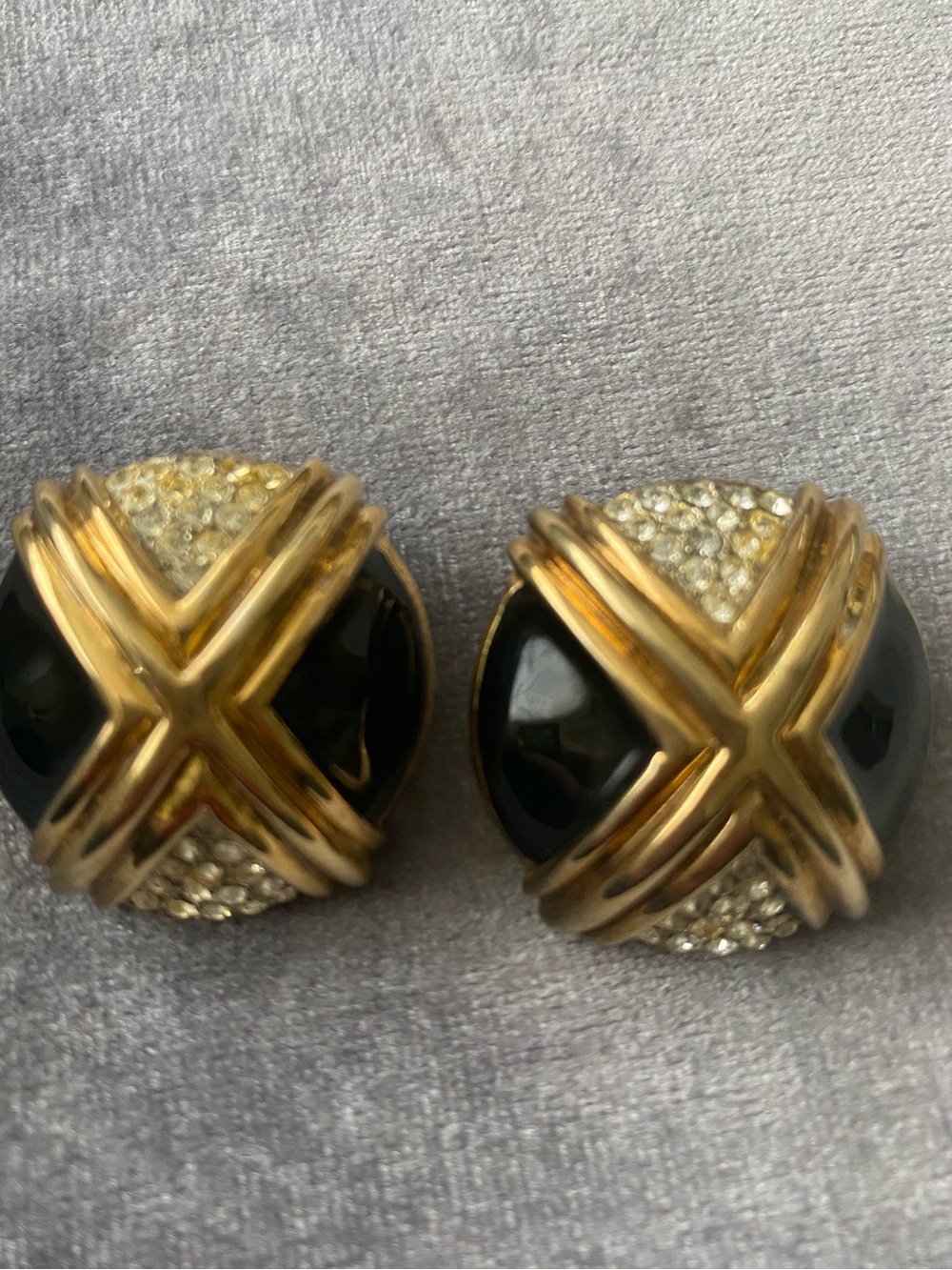 ST. JOHN Rhinestone clip earrings - Picture 4 of 7